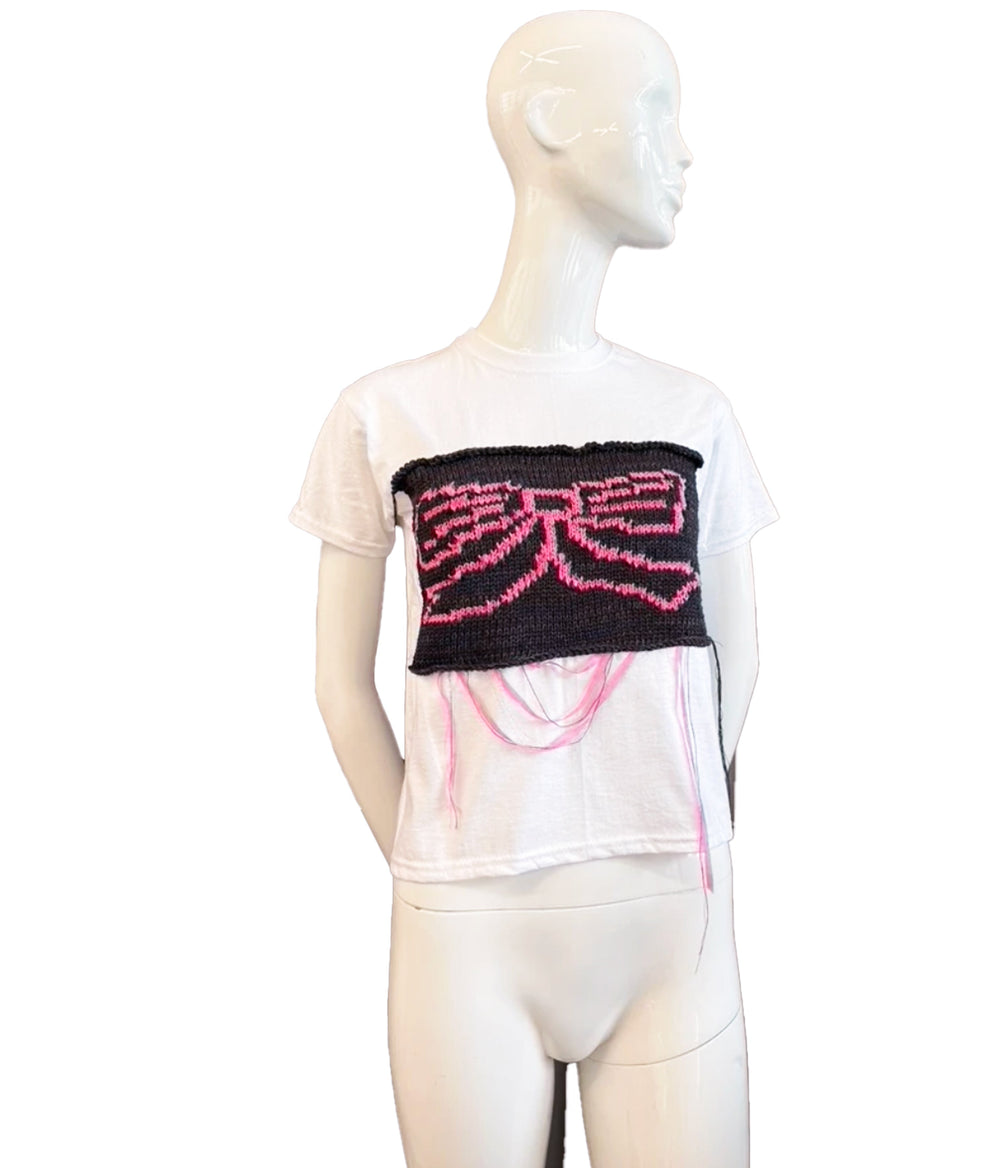 Mannequin wearing a white outfit with a black and pink design on a white background